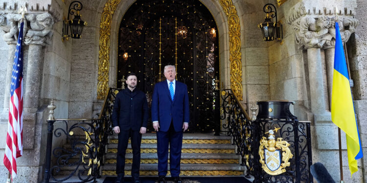 Inicia la reunión entre Trump y Zelenski con un apretón de manos