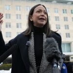 Rubio recibió a Machado en el Departamento de Estado tras participar en una audiencia en el Senado sobre la política de Trump hacia Venezuela, en la que dijo Estados Unidos no planea un ataque militar en el país, aunque no lo descarta si Delcy Rodríguez no coopera con Washington. El secretario de Estado abrió la puerta además a que Machado participe en el proceso de transición, aunque recordó que "el control de las armas y las instituciones lo tiene el régimen".