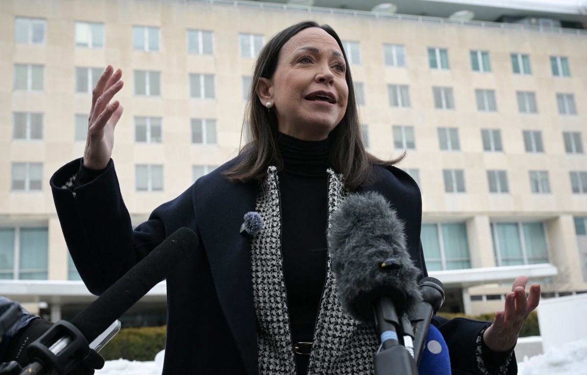 Rubio recibió a Machado en el Departamento de Estado tras participar en una audiencia en el Senado sobre la política de Trump hacia Venezuela, en la que dijo Estados Unidos no planea un ataque militar en el país, aunque no lo descarta si Delcy Rodríguez no coopera con Washington. El secretario de Estado abrió la puerta además a que Machado participe en el proceso de transición, aunque recordó que "el control de las armas y las instituciones lo tiene el régimen".