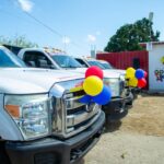 La Comuna Socioproductiva El Dátil, en el municipio Antonio Díaz del estado Nueva Esparta, lleva adelante el proyecto de transporte de carga “Los Bruscos del Dátil”, mediante una empresa de producción social que les permite acopiar y transportar materiales de construcción y otro tipo de bienes necesarios para la comunidad. Así lo dio a conocer, el alcalde Kendy Graterol, durante un contacto televisivo con la presidenta (E) Delcy Rodríguez. Detalló que la EPS cuenta con cinco (5) camiones súper duty repotenciados y sede para centro de acopio, con miras a acondicionar tres de estos camiones con sistema de frío para el transporte de alimentos como pescado que se produce en la entidad insular con la intención de transportarlo a otros estados del país. Alcances de la comuna Durante la actividades se destacaron los avances logrados en el territorio de la comuna socioproductiva El Dátil, donde se han implementado mejoras sustanciales gracias a las consultas populares realizadas en el país. Durante su intervención, el alcalde Graterol destacó las obras que han transformado la vida de los habitantes de El Dátil, incluyendo la rehabilitación del ambulatorio, la renovación de la cancha de usos múltiples y la construcción de gradas, entre otras. Estas mejoras son parte del esfuerzo continuo por revitalizar la comunidad y ofrecer a sus residentes un entorno más digno y saludable. “Siguiendo los lineamientos del Gobierno Nacional, y bajo el liderazgo de nuestra gobernadora Marisel Velásquez, estamos comprometidos en recuperar y fortalecer cada rincón de nuestro municipio, afirmó el Alcalde durante su discurso. Por su parte, Johan Tovar, director del Ministerio de Comunas en Nueva Esparta, manifestó que esta localidad en el año 2025 pasó de ser circuito comunal a Comuna Socioproductiva El Dátil, donde sus habitantes han trabajado muy duro para obtener lo que tienen hoy día. "Gestionaron todo el proceso para reestablecer el consultorio popular, además de solicitar por intermedio del Ministerio de Salud una unidad odontológica de primera calidad", dijo. "Además, el último proyecto ganador es la adquisición de la infraestructura para un centro de acopio, que mejorará la logística y distribución de recursos en la comunidad, el cual se encuentra en la espera de los recursos, debido a una solicitud que le hicieron al Consejo Federal de Gobierno (CGF)", expresó Tovar. Voces de gratitud Luisa Mujica, habitante de la comunidad, manifestó: "Nos sentimos muy felices y orgullosos por la transformación de esta comuna, gracias al apoyo del presidente Nicolás Maduro Moros". Lucrecia Aranguren, vocera de la Sala de Autogobierno, expresó: "Gracias por este apoyo que nos llena de satisfacción para repotenciar esta comunidad; gracias presidente Nicolás Maduro por toda la ayuda brindada." El alcalde del municipio Díaz, Kendy Graterol, agradeció a todos los ciudadanos que han participado en este proceso de transformación y reafirmó su compromiso de seguir trabajando en conjunto por el bienestar de El Dátil y toda la comunidad.