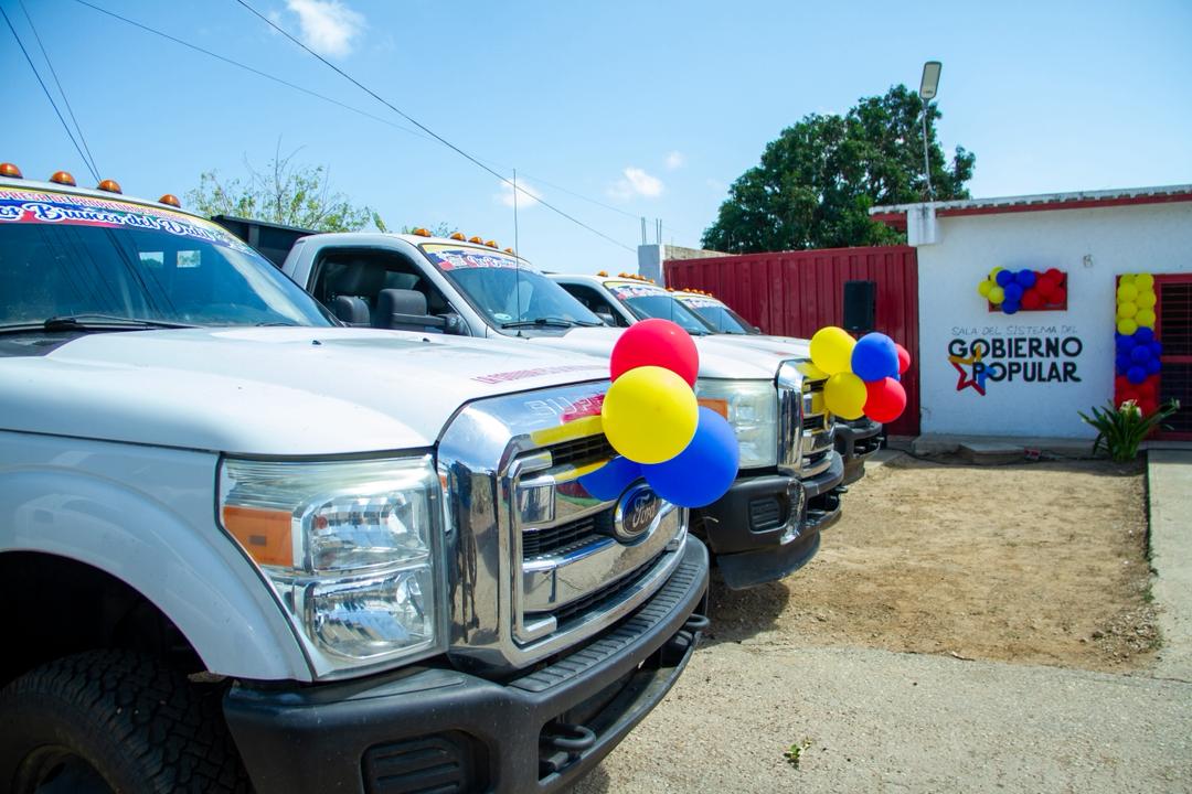 La Comuna Socioproductiva El Dátil, en el municipio Antonio Díaz del estado Nueva Esparta, lleva adelante el proyecto de transporte de carga “Los Bruscos del Dátil”, mediante una empresa de producción social que les permite acopiar y transportar materiales de construcción y otro tipo de bienes necesarios para la comunidad. Así lo dio a conocer, el alcalde Kendy Graterol, durante un contacto televisivo con la presidenta (E) Delcy Rodríguez. Detalló que la EPS cuenta con cinco (5) camiones súper duty repotenciados y sede para centro de acopio, con miras a acondicionar tres de estos camiones con sistema de frío para el transporte de alimentos como pescado que se produce en la entidad insular con la intención de transportarlo a otros estados del país. Alcances de la comuna Durante la actividades se destacaron los avances logrados en el territorio de la comuna socioproductiva El Dátil, donde se han implementado mejoras sustanciales gracias a las consultas populares realizadas en el país. Durante su intervención, el alcalde Graterol destacó las obras que han transformado la vida de los habitantes de El Dátil, incluyendo la rehabilitación del ambulatorio, la renovación de la cancha de usos múltiples y la construcción de gradas, entre otras. Estas mejoras son parte del esfuerzo continuo por revitalizar la comunidad y ofrecer a sus residentes un entorno más digno y saludable. “Siguiendo los lineamientos del Gobierno Nacional, y bajo el liderazgo de nuestra gobernadora Marisel Velásquez, estamos comprometidos en recuperar y fortalecer cada rincón de nuestro municipio, afirmó el Alcalde durante su discurso. Por su parte, Johan Tovar, director del Ministerio de Comunas en Nueva Esparta, manifestó que esta localidad en el año 2025 pasó de ser circuito comunal a Comuna Socioproductiva El Dátil, donde sus habitantes han trabajado muy duro para obtener lo que tienen hoy día. "Gestionaron todo el proceso para reestablecer el consultorio popular, además de solicitar por intermedio del Ministerio de Salud una unidad odontológica de primera calidad", dijo. "Además, el último proyecto ganador es la adquisición de la infraestructura para un centro de acopio, que mejorará la logística y distribución de recursos en la comunidad, el cual se encuentra en la espera de los recursos, debido a una solicitud que le hicieron al Consejo Federal de Gobierno (CGF)", expresó Tovar. Voces de gratitud Luisa Mujica, habitante de la comunidad, manifestó: "Nos sentimos muy felices y orgullosos por la transformación de esta comuna, gracias al apoyo del presidente Nicolás Maduro Moros". Lucrecia Aranguren, vocera de la Sala de Autogobierno, expresó: "Gracias por este apoyo que nos llena de satisfacción para repotenciar esta comunidad; gracias presidente Nicolás Maduro por toda la ayuda brindada." El alcalde del municipio Díaz, Kendy Graterol, agradeció a todos los ciudadanos que han participado en este proceso de transformación y reafirmó su compromiso de seguir trabajando en conjunto por el bienestar de El Dátil y toda la comunidad.