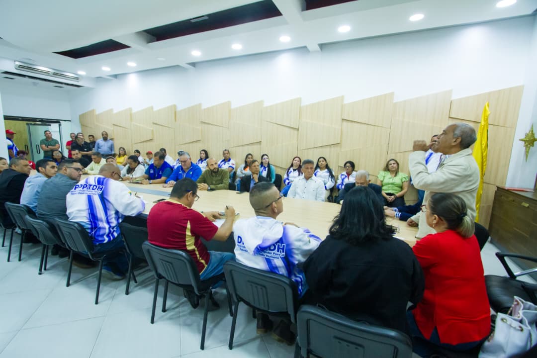 Con una Tribuna Antiimperialista, los abogados revolucionarios de Nueva Esparta se pronunciaron y fijaron posición sobre el secuestro del presidente constitucional de la República Bolivariana de Venezuela, Nicolás Maduro Moros, y la primera combatiente, Cilia Flores, perpetrado el pasado sábado 3 de enero por el gobierno de Donald Trump. La actividad se llevó a cabo durante la mañana de este miércoles 7 de enero en la sala de conferencias del despacho gubernamental, y fue encabezada por Reinaldo Silva, coordinador de los Abogados Revolucionarios y director de Talento y Desarrollo Humano del Ejecutivo Regional, y por José del Carmen Millán, esposo de la gobernadora Marisel Velásquez. En su intervención, José del Carmen Millán presentó saludos de parte de la mandataria regional, quien se encontraba en reunión con la presidenta encargada, Delcy Rodríguez, para exponerle situaciones de interés estadal. Durante su amplia exposición, Millán detalló aspectos específicos sobre el caso judicial que atraviesa el mandatario nacional, Nicolás Maduro, a quien se dirigió diciendo: "Aquí lo esperamos para continuar con el trabajo que iniciamos en bienestar del pueblo venezolano". Agregó que "todos los venezolanos debemos defender la soberanía y los derechos de nuestro presidente, Nicolás Maduro, y de la primera dama, Cilia Flores". Además, describió el sentimiento general: “Nos sentimos como un tigre, como un león heridos. Defenderemos la Patria y estamos dispuestos a que nos den armas para defenderla. Requerimos estar armados para la guerra en paz", puntualizó. Argumentos legales Reinaldo Silva, coordinador de los Abogados Revolucionarios, dio las palabras de bienvenida a los profesionales del Derecho presentes, a quienes aseguró que continuará con la formación y actualización de conocimientos, así como con la recuperación del Colegio de Abogados de Nueva Esparta. Silva disertó sobre el procedimiento a seguir ante la falta temporal del presidente, según lo establecido en el artículo 234 de la Constitución de la República Bolivariana de Venezuela, explicando ampliamente los pasos a seguir hasta la liberación de Nicolás Maduro o la finalización de su mandato en el año 2030, fecha en la que culmina su período presidencial. Con palabras dirigidas al gobernante estadounidense, Silva enfatizó: "Trump, you are not the king of the world. Respect international law. Free Nicolás" (Trump, tú no eres el rey del mundo. Respeta el derecho internacional. Libera a Nicolás). Por su parte, Alfredo Millán, Procurador del estado Nueva Esparta, calificó como “nulo, viciado de toda nulidad absoluta” el caso judicial que se le sigue al presidente Maduro. “Una muestra de esto es que ya fue eliminada una de las imputaciones, la de terrorismo, porque simplemente no tienen las pruebas para comprobarlo", finalizó. El profesional del Derecho opinó que fue muy acertada la asesoría legal al Jefe de Estado de declararse inocente y prisionero de guerra, "porque él no huyó, sino que fue atrapado, llevado, secuestrado, y como elemento de defensa es importante". También propuso a sus colegas abogados ir a los pueblos y explicar el tema legal para que la ciudadanía conozca los detalles del procedimiento. Al acto asistieron miembros e integrantes del Centro de Estudios Jurídicos Venezolano y el Congreso de la Nueva Época, capítulo Abogados, que agrupa a los Abogados Patriotas, el Frente de Abogados Bolivarianos, el Frente de Abogados Carlos Escarrá y los Abogados del Partido Socialista Unido de Venezuela (PSUV).