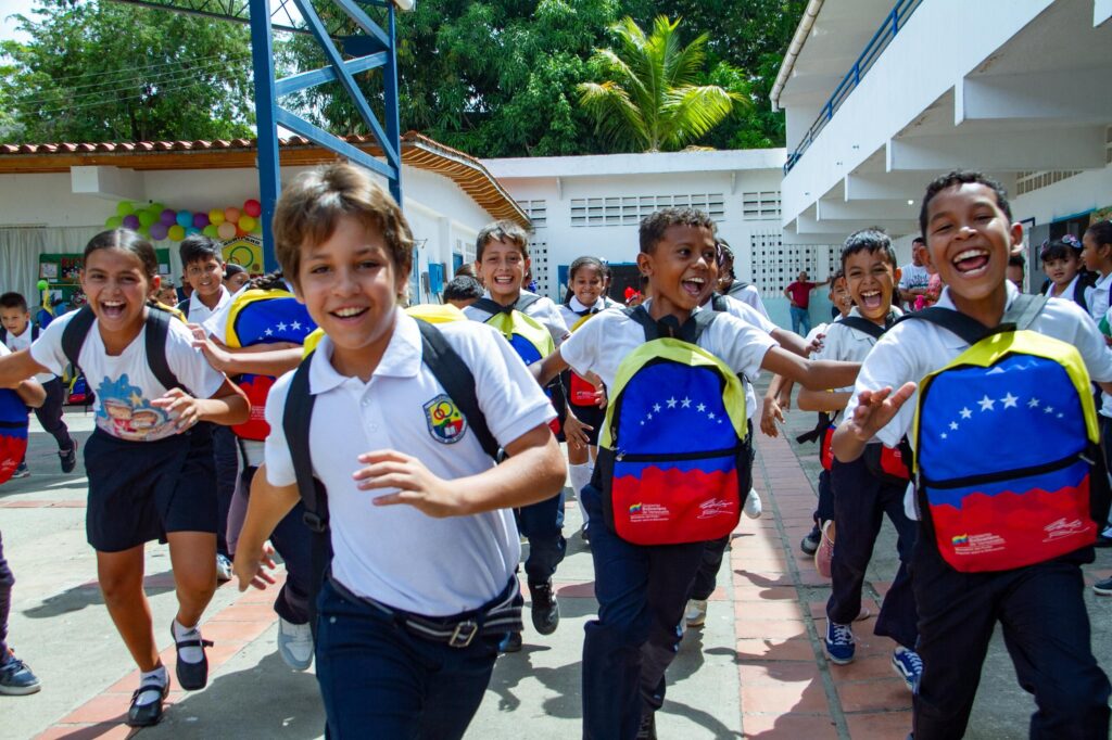 En aras de continuar garantizando la formación académica de los venezolanos, tal cual anunciaron la presidenta (E) de la República, Delcy Rodríguez y el ministro de Educación Héctor Rodríguez, el próximo lunes 12 de enero iniciará el segundo momento pedagógico del año escolar 2025-2026 en las instituciones educativas dependientes de la Gobernación de Nueva Esparta, que lidera Marisel Velásquez. Así lo anunció Ramón Marval, director de Educación del Ejecutivo regional, quien explicó que este nuevo periodo, que finalizará el viernes 17 de abril, cuenta con una matrícula de 26.675 estudiantes distribuidos en 110 planteles. Marval indicó que el reinicio formal de las actividades se realizará el próximo lunes 12, a las 9:00 de la mañana, desde la Unidad Educativa Estadal Doña Menca de Leoni, ubicada en la urbanización José Asunción Rodríguez, en Porlamar, municipio Mariño, la cual tiene 923 estudiantes, pertenecientes a los niveles inicial (81), primaria (383), media básica (379) y media técnica (80). Agregó Marval que este año 2026 continuarán adelante con los planes y programas: En mi escuela mi salud es lo primero, Semilleros Científicos, Aprendiendo a querer a mi escuela, Educación Ambiental, La Contraloría va a la escuela, entre otros Detalló que para este segundo momento 494 niñas y niños de educación inicial, nivel maternal, con edades comprendidas de 1 a 3 años fueron adscritos por el Ministerio del Poder Popular para la Educación al Servicio Nacional Autónomo de Atención Integral a la Infancia y a la familia, Senifa, perteneciente al Centro de Desarrollo de la Calidad Educativa (CDCE).