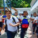 En aras de continuar garantizando la formación académica de los venezolanos, tal cual anunciaron la presidenta (E) de la República, Delcy Rodríguez y el ministro de Educación Héctor Rodríguez, el próximo lunes 12 de enero iniciará el segundo momento pedagógico del año escolar 2025-2026 en las instituciones educativas dependientes de la Gobernación de Nueva Esparta, que lidera Marisel Velásquez. Así lo anunció Ramón Marval, director de Educación del Ejecutivo regional, quien explicó que este nuevo periodo, que finalizará el viernes 17 de abril, cuenta con una matrícula de 26.675 estudiantes distribuidos en 110 planteles. Marval indicó que el reinicio formal de las actividades se realizará el próximo lunes 12, a las 9:00 de la mañana, desde la Unidad Educativa Estadal Doña Menca de Leoni, ubicada en la urbanización José Asunción Rodríguez, en Porlamar, municipio Mariño, la cual tiene 923 estudiantes, pertenecientes a los niveles inicial (81), primaria (383), media básica (379) y media técnica (80). Agregó Marval que este año 2026 continuarán adelante con los planes y programas: En mi escuela mi salud es lo primero, Semilleros Científicos, Aprendiendo a querer a mi escuela, Educación Ambiental, La Contraloría va a la escuela, entre otros Detalló que para este segundo momento 494 niñas y niños de educación inicial, nivel maternal, con edades comprendidas de 1 a 3 años fueron adscritos por el Ministerio del Poder Popular para la Educación al Servicio Nacional Autónomo de Atención Integral a la Infancia y a la familia, Senifa, perteneciente al Centro de Desarrollo de la Calidad Educativa (CDCE).