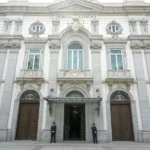 Pero el Supremo inadmite el recurso por carecer de interés casacional al señalar que la resolución administrativa ya fue avalada por dos instancias judiciales que, tras la práctica de la prueba, concluyeron que el padre no había conseguido desvirtuar la concurrencia de todos los elementos necesarios para aprobar la eutanasia de su hija. Y, ya en un plano más técnico, recordar que la casación no es un recurso ordinario más y, por tanto, no tienen cabida en él cuestiones en las que el padre manifiesta su discrepancia con el resultado de la prueba realizado por las instancias inferiores. El Supremo no ve indefensión en la actuación médico-forense Por otra parte, explica que si bien la actuación de la llamada dupla médico-forense es, en palabras de la propia sentencia recurrida, una «irregularidad procedimental» que puede calificarse de «sorprendente a la par que censurable», lo cierto es que no tuvo ningún efecto sobre el procedimiento. «En efecto, los integrantes de esa dupla estaban de acuerdo en que era procedente acceder a la eutanasia, fingieron su desacuerdo y así elevar la decisión a la Comisión de Garantía y Evaluación y forzar una supuesta mayor garantía en la toma de decisiones», señala. Pero «al margen de que esa actuación pueda tener otras consecuencias ajenas a este pleito», lo cierto es que «no cambió el resultado del procedimiento por el que la Administración debía decidir si se reconocía o no la eutanasia a la solicitante», como «tampoco causó indefensión material» ni a la hija ni al padre.