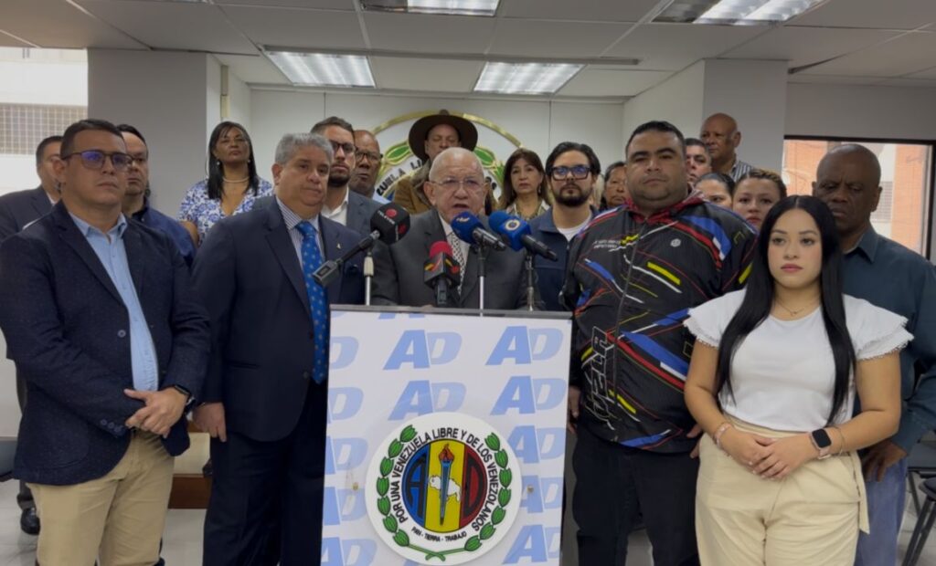 El Secretario General Nacional de Acción Democrática (AD) y diputado a la Asamblea Nacional, Bernabé Gutiérrez, fijó posición este lunes ante la reforma de la Ley Orgánica de Hidrocarburos, asegurando que la reactivación de la industria debe traducirse de forma directa y transparente en bienestar social para el pueblo venezolano. Gutiérrez recibió de forma positiva la iniciativa legislativa por la presidente Delcy Rodríguez, que busca abrir la industria petrolera al capital extranjero, siempre bajo un marco de respeto a la soberanía nacional. Recordó que AD, como el partido que históricamente "nacionalizó el hierro y sembró el petróleo", mantiene una postura firme sobre el control de los recursos. “Venezuela no se le puede entregar en bandeja de plata a EE.UU., ni a ningún otro país; queremos una Venezuela libre y de los venezolanos”, sentenció el dirigente. El diputado destacó que existen "aires de grandes posibilidades económicas" tras recientes acercamientos con sectores petroleros internacionales. Mencionó proyecciones de inversión que superan los 100 mil millones de dólares para la recuperación operativa, además de convenios energéticos que podrían alcanzar los 500 mil millones de dólares. En este sentido, Gutiérrez respaldó la creación de un fondo transparente para la administración de estos ingresos y vayan directamente a la mejora del sector salud, alimentación, infraestructura y un salario justo para todos los trabajadores, pensionados y jubilados. Finalmente, el líder de la tolda blanca anunció que Acción Democrática presentará propuestas serias durante el debate parlamentario de la reforma de ley, siempre priorizando la calidad de vida de los ciudadanos. Aprovechó la oportunidad para enviar un mensaje a los sectores políticos radicales: “No le sigan haciendo daño a Venezuela. Pongámonos todos la mano en el corazón y pensemos en las nuevas generaciones; que nos anime solamente el futuro del país”, concluyó.