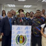 El Secretario General Nacional de Acción Democrática (AD) y diputado a la Asamblea Nacional, Bernabé Gutiérrez, fijó posición este lunes ante la reforma de la Ley Orgánica de Hidrocarburos, asegurando que la reactivación de la industria debe traducirse de forma directa y transparente en bienestar social para el pueblo venezolano. Gutiérrez recibió de forma positiva la iniciativa legislativa por la presidente Delcy Rodríguez, que busca abrir la industria petrolera al capital extranjero, siempre bajo un marco de respeto a la soberanía nacional. Recordó que AD, como el partido que históricamente "nacionalizó el hierro y sembró el petróleo", mantiene una postura firme sobre el control de los recursos. “Venezuela no se le puede entregar en bandeja de plata a EE.UU., ni a ningún otro país; queremos una Venezuela libre y de los venezolanos”, sentenció el dirigente. El diputado destacó que existen "aires de grandes posibilidades económicas" tras recientes acercamientos con sectores petroleros internacionales. Mencionó proyecciones de inversión que superan los 100 mil millones de dólares para la recuperación operativa, además de convenios energéticos que podrían alcanzar los 500 mil millones de dólares. En este sentido, Gutiérrez respaldó la creación de un fondo transparente para la administración de estos ingresos y vayan directamente a la mejora del sector salud, alimentación, infraestructura y un salario justo para todos los trabajadores, pensionados y jubilados. Finalmente, el líder de la tolda blanca anunció que Acción Democrática presentará propuestas serias durante el debate parlamentario de la reforma de ley, siempre priorizando la calidad de vida de los ciudadanos. Aprovechó la oportunidad para enviar un mensaje a los sectores políticos radicales: “No le sigan haciendo daño a Venezuela. Pongámonos todos la mano en el corazón y pensemos en las nuevas generaciones; que nos anime solamente el futuro del país”, concluyó.