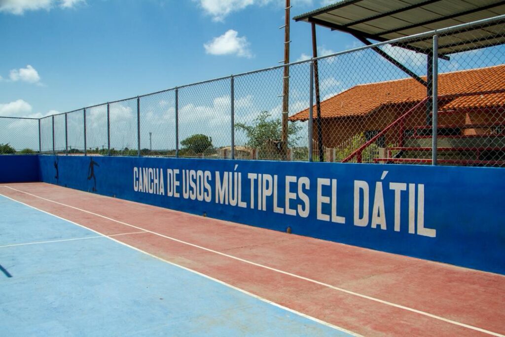 La Comuna Socioproductiva El Dátil, en el municipio Antonio Díaz del estado Nueva Esparta, lleva adelante el proyecto de transporte de carga “Los Bruscos del Dátil”, mediante una empresa de producción social que les permite acopiar y transportar materiales de construcción y otro tipo de bienes necesarios para la comunidad.Así lo dio a conocer, el alcalde Kendy Graterol, durante un contacto televisivo con la presidenta (E) Delcy Rodríguez. Detalló que la EPS cuenta con cinco (5) camiones súper duty repotenciados y sede para centro de acopio, con miras a acondicionar tres de estos camiones con sistema de frío para el transporte de alimentos como pescado que se produce en la entidad insular con la intención de transportarlo a otros estados del país.Alcances de la comunaDurante la actividades se destacaron los avances logrados en el territorio de la comuna socioproductiva El Dátil, donde se han implementado mejoras sustanciales gracias a las consultas populares realizadas en el país.Durante su intervención, el alcalde Graterol destacó las obras que han transformado la vida de los habitantes de El Dátil, incluyendo la rehabilitación del ambulatorio, la renovación de la cancha de usos múltiples y la construcción de gradas, entre otras. Estas mejoras son parte del esfuerzo continuo por revitalizar la comunidad y ofrecer a sus residentes un entorno más digno y saludable.“Siguiendo los lineamientos del Gobierno Nacional, y bajo el liderazgo de nuestra gobernadora Marisel Velásquez, estamos comprometidos en recuperar y fortalecer cada rincón de nuestro municipio, afirmó el Alcalde durante su discurso.Por su parte, Johan Tovar, director del Ministerio de Comunas en Nueva Esparta, manifestó que esta localidad en el año 2025 pasó de ser circuito comunal a Comuna Socioproductiva El Dátil, donde sus habitantes han trabajado muy duro para obtener lo que tienen hoy día. "Gestionaron todo el proceso para reestablecer el consultorio popular, además de solicitar por intermedio del Ministerio de Salud una unidad odontológica de primera calidad", dijo."Además, el último proyecto ganador es la adquisición de la infraestructura para un centro de acopio, que mejorará la logística y distribución de recursos en la comunidad, el cual se encuentra en la espera de los recursos, debido a una solicitud que le hicieron al Consejo Federal de Gobierno (CGF)", expresó Tovar.Voces de gratitudLuisa Mujica, habitante de la comunidad, manifestó: "Nos sentimos muy felices y orgullosos por la transformación de esta comuna, gracias al apoyo del presidente Nicolás Maduro Moros".Lucrecia Aranguren, vocera de la Sala de Autogobierno, expresó: "Gracias por este apoyo que nos llena de satisfacción para repotenciar esta comunidad; gracias presidente Nicolás Maduro por toda la ayuda brindada."El alcalde del municipio Díaz, Kendy Graterol, agradeció a todos los ciudadanos que han participado en este proceso de transformación y reafirmó su compromiso de seguir trabajando en conjunto por el bienestar de El Dátil y toda la comunidad.