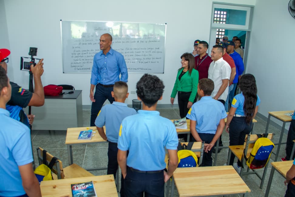 𝗠𝗶𝗻𝗶𝘀𝘁𝗿𝗼 𝗛é𝗰𝘁𝗼𝗿 𝗥𝗼𝗱𝗿í𝗴𝘂𝗲𝘇 𝗮𝗻𝘂𝗻𝗰𝗶𝗮 𝗿𝗲𝗰𝘂𝗽𝗲𝗿𝗮𝗰𝗶ó𝗻 𝗱𝗲 𝟭𝟱 𝗲𝘀𝗰𝘂𝗲𝗹𝗮𝘀 𝗲𝗻 𝗡𝘂𝗲𝘃𝗮 𝗘𝘀𝗽𝗮𝗿𝘁𝗮