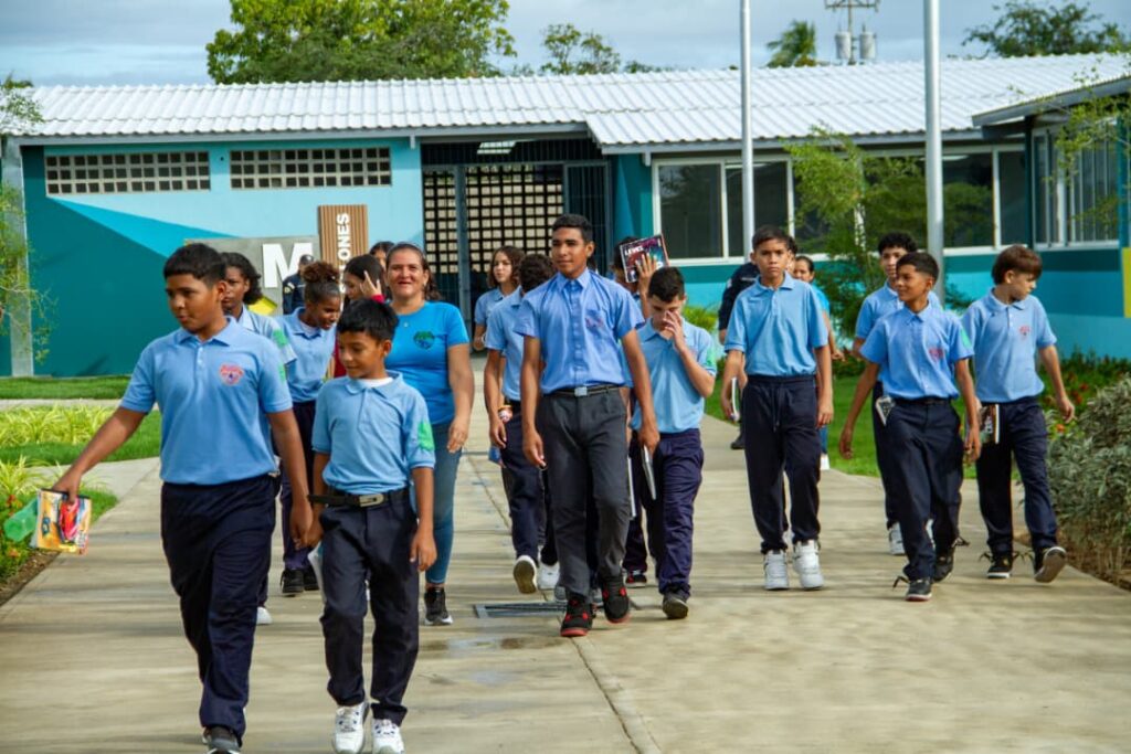 𝗠𝗶𝗻𝗶𝘀𝘁𝗿𝗼 𝗛é𝗰𝘁𝗼𝗿 𝗥𝗼𝗱𝗿í𝗴𝘂𝗲𝘇 𝗮𝗻𝘂𝗻𝗰𝗶𝗮 𝗿𝗲𝗰𝘂𝗽𝗲𝗿𝗮𝗰𝗶ó𝗻 𝗱𝗲 𝟭𝟱 𝗲𝘀𝗰𝘂𝗲𝗹𝗮𝘀 𝗲𝗻 𝗡𝘂𝗲𝘃𝗮 𝗘𝘀𝗽𝗮𝗿𝘁𝗮