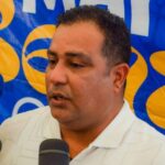 ​ El alcalde del municipio Mariño, Eneas González, dio inicio formal al programa bandera “Mariño Renace en Comunidad”, una iniciativa de abordaje integral técnico y social que busca transformar la realidad de los sectores más vulnerables de Porlamar. El despliegue comenzó en la urbanización José Asunción Rodríguez (Ciudad Cartón), donde se proyecta atender a un total de 2.120 familias de los cuatro sectores que integran esta comunidad. ​Esta intervención profunda, que inició sus operaciones en el Sector 2 (conocido como Los Ranchitos), no representa una visita aislada, sino el establecimiento de un trabajo permanente y cercano. En materia de servicios públicos, las cuadrillas municipales ejecutaron la restauración total del alumbrado y una jornada de limpieza intensiva que logró retirar más de 40 toneladas de escombros y desechos de terrenos baldíos que funcionaban como focos de contaminación. ​Asimismo, se atendieron fallas críticas en el sistema de aguas servidas, contando con el apoyo de Hidrocaribe para la sustitución de colectores que presentaban deficiencias estructurales desde hace tres décadas. ​Fortalecimiento de la salud y atención social ​El eje central de la gestión de Eneas González es la recuperación de la red primaria de salud para descongestionar los grandes centros hospitalarios. En este sentido, se está ejecutando la restauración del consultorio popular de Barrio Adentro en Ciudad Cartón, dotándolo de equipos esenciales como tensiómetros y glucómetros. ​El compromiso social se materializó además con la entrega directa de más de 40 ayudas técnicas, incluyendo sillas de ruedas y bastones para personas con movilidad reducida o encamadas. El mandatario local informó que, de los 35 centros de salud primaria existentes en el municipio, se proyecta rehabilitar la totalidad durante este año. ​Es de destacar que la planificación que contempla "Mariño Renace en Comunidad" contempla abordar 13 sectores estratégicos en su primera fase, seleccionando una comunidad por cada circuito comunal en articulación con la Gobernación y el Gobierno Nacional. ​Tras culminar las labores en José Asunción Rodríguez, el equipo multidisciplinario se trasladará la próxima semana al sector de Achípano, manteniendo el esquema de intervención intensiva de aproximadamente siete días por localidad para garantizar soluciones sostenibles y una mejora significativa en la calidad de vida de todos los residentes.