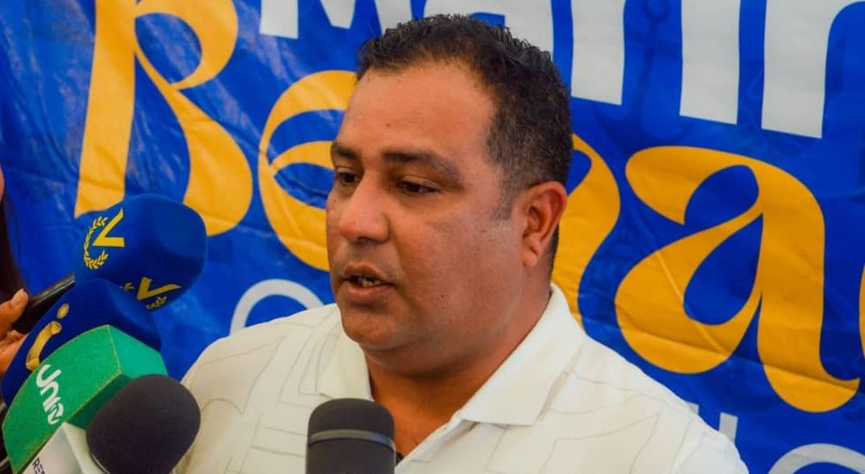 ​ El alcalde del municipio Mariño, Eneas González, dio inicio formal al programa bandera “Mariño Renace en Comunidad”, una iniciativa de abordaje integral técnico y social que busca transformar la realidad de los sectores más vulnerables de Porlamar. El despliegue comenzó en la urbanización José Asunción Rodríguez (Ciudad Cartón), donde se proyecta atender a un total de 2.120 familias de los cuatro sectores que integran esta comunidad. ​Esta intervención profunda, que inició sus operaciones en el Sector 2 (conocido como Los Ranchitos), no representa una visita aislada, sino el establecimiento de un trabajo permanente y cercano. En materia de servicios públicos, las cuadrillas municipales ejecutaron la restauración total del alumbrado y una jornada de limpieza intensiva que logró retirar más de 40 toneladas de escombros y desechos de terrenos baldíos que funcionaban como focos de contaminación. ​Asimismo, se atendieron fallas críticas en el sistema de aguas servidas, contando con el apoyo de Hidrocaribe para la sustitución de colectores que presentaban deficiencias estructurales desde hace tres décadas. ​Fortalecimiento de la salud y atención social ​El eje central de la gestión de Eneas González es la recuperación de la red primaria de salud para descongestionar los grandes centros hospitalarios. En este sentido, se está ejecutando la restauración del consultorio popular de Barrio Adentro en Ciudad Cartón, dotándolo de equipos esenciales como tensiómetros y glucómetros. ​El compromiso social se materializó además con la entrega directa de más de 40 ayudas técnicas, incluyendo sillas de ruedas y bastones para personas con movilidad reducida o encamadas. El mandatario local informó que, de los 35 centros de salud primaria existentes en el municipio, se proyecta rehabilitar la totalidad durante este año. ​Es de destacar que la planificación que contempla "Mariño Renace en Comunidad" contempla abordar 13 sectores estratégicos en su primera fase, seleccionando una comunidad por cada circuito comunal en articulación con la Gobernación y el Gobierno Nacional. ​Tras culminar las labores en José Asunción Rodríguez, el equipo multidisciplinario se trasladará la próxima semana al sector de Achípano, manteniendo el esquema de intervención intensiva de aproximadamente siete días por localidad para garantizar soluciones sostenibles y una mejora significativa en la calidad de vida de todos los residentes.