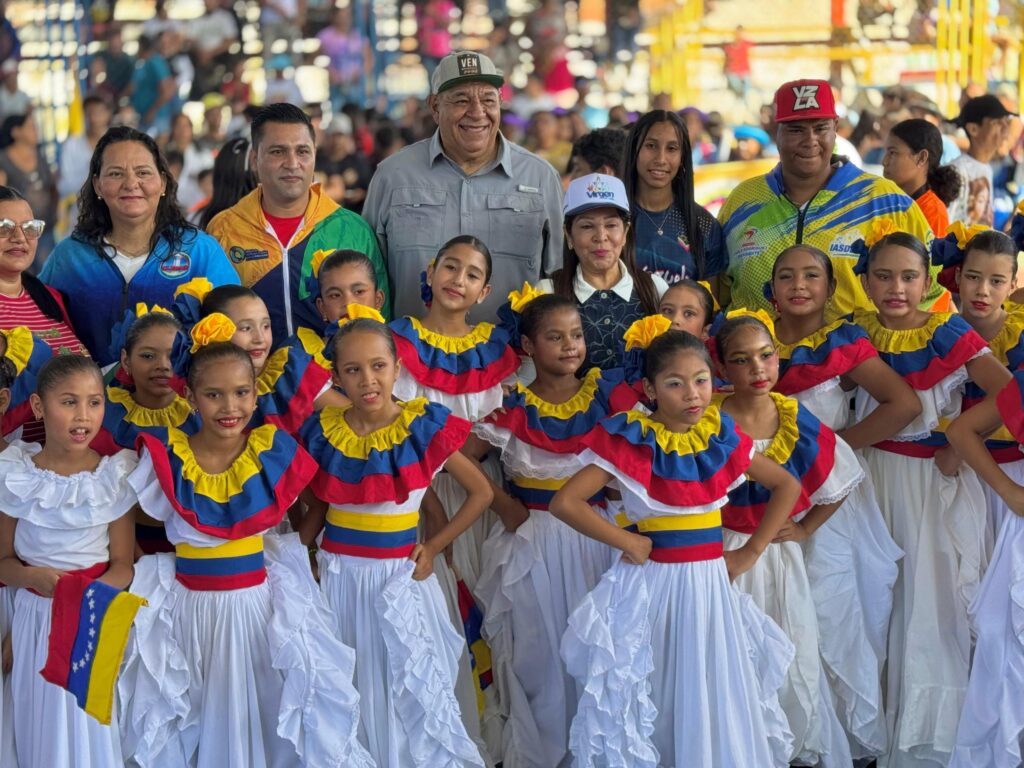 Gobernadora Marisel Velásquez inicia fase intercursos de los Juegos Nacionales Estudiantiles