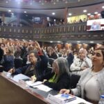 Caracas - Venezuela - enero 30 2026 / 8:02 a. m. Inicio Asamblea Noticias Comisiones Leyes Actos Legislativos Transparencia Gaceta Legislativa Contáctanos AN sanciona Reforma de Ley Orgánica de Hidrocarburos Fecha: 29/01/2026 Periodista: Charles Delgado / Fotografo: Pedro Corredor La Asamblea Nacional (AN) sancionó la Ley de Reforma Parcial de la Ley Orgánica de Hidrocarburos, cuyo objeto es regular todo lo relativo a la exploración, extracción, recolección, transporte, almacenamiento, procesamiento, mejoramiento, refinación, industrialización, comercialización, conservación y aprovechamiento integral de los hidrocarburos. La sanción de la ley tuvo lugar en la sesión ordinaria de este jueves, luego de ser aprobada, en segunda discusión, por unanimidad de la Plenaria Parlamentaria. Se conoció durante el debate, que la norma está apegada a los principios de la soberanía energética, el dominio público de los yacimientos, la maximización progresiva de la renta y la protección ambiental. En el texto quedó claro que se persigue el fortalecimiento de la industria nacional mediante la actualización de los esquemas de participación, donde destaca la modificación del artículo 23, que permite la ejecución de actividades primarias, a través del Ejecutivo Nacional o de empresas mixtas con control estatal y la incorporación de empresas privadas domiciliadas en la República, bajo contratos específicos con empresas del Estado. Impuestos La reforma establece, en su artículo 8, los mecanismos modernos para la resolución de controversias, mediante tribunales competentes o arbitraje, con el fin de brindar una seguridad jurídica sólida que atraiga inversiones estratégicas. Igualmente, garantiza el equilibrio económico financiero para proteger los proyectos ante posibles cambios regulatorios o fiscales. En el aspecto tributario, la ley fija, en su artículo 51, una regalía de hasta 30%, y crea el Impuesto Integrado de Hidrocarburos con una alícuota de hasta 15% sobre los ingresos brutos. La ley elimina otras cargas, como el Impuesto a los Grandes Patrimonios y contribuciones especiales, para dinamizar el flujo de caja de las operadoras y asegurar la rentabilidad social del crudo venezolano. La reforma también otorga facultades al ministerio, con competencia en la materia, para autorizar a las empresas operadoras la comercialización directa de cuotas de producción, según lo previsto en los artículos 68 y 69, siempre garantizando precios competitivos y el suministro interno para el pueblo venezolano. Reconocimiento Entretanto, los trabajadores y trabajadoras de la empresa petrolera recibieron un merecido reconocimiento de la Cámara Plena. Es de destacar que este avance legislativo se produce en un escenario de resistencia nacional, tras el ataque militar estadounidense contra el país, el pasado 3 de enero, cuando asesinaron a más de 100 venezolanos y secuestraron al presidente Nicolás Maduro y la primera dama, Cilia Flores. Noticias Relacionadas Diputado Jorge Rodríguez: Ley de Hidrocarburos se proyectará hasta más de 100 años Fecha: 30/01/2026 Parlamentarios y trabajadores petroleros marchan por Reforma de Ley de Hidrocarburos Fecha: 29/01/2026 Diputado José Vielma: Con reforma de Ley de Hidrocarburos Venezuela atraerá inversión extranjera Fecha: 29/01/2026 AN recibió más de 120 propuestas para Reforma de Ley de Hidrocarburos Fecha: 29/01/2026 Asamblea Nacional juramenta 36 diputadas y diputados suplentes Fecha: 27/01/2026 Legislativo designa integrantes de 21 nuevos grupos de amistad parlamentaria Fecha: 27/01/2026 Diputado Nicolás Maduro Guerra: En Venezuela no está planteada una elección presidencial Fecha: 27/01/2026 Diputada Iris Varela: Únicos presos políticos venezolanos son el presidente Maduro y Cilia Flores Fecha: 27/01/2026 Buscador Asamblea Historia Bases Legales Junta Directiva Noticias Nacional Internacional Legislativa Diputados Comisiones Comisiones Permanentes Comisiones Especiales Comisiones Mixtas Grupos de Amistad Actos Legislativos Acuerdos aprobados e... Comisiones Especiale... Informe de Comisione... Transparencia Documentos Gaceta Legislativa Contáctanos Palacio Federal Legislativo, Caracas - Venezuela / Teléfono: +58 212 7783322 clic para ver los detalles de las visitas este sitio