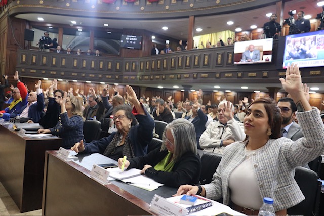 Caracas - Venezuela - enero 30 2026 / 8:02 a. m. Inicio Asamblea Noticias Comisiones Leyes Actos Legislativos Transparencia Gaceta Legislativa Contáctanos AN sanciona Reforma de Ley Orgánica de Hidrocarburos Fecha: 29/01/2026 Periodista: Charles Delgado / Fotografo: Pedro Corredor La Asamblea Nacional (AN) sancionó la Ley de Reforma Parcial de la Ley Orgánica de Hidrocarburos, cuyo objeto es regular todo lo relativo a la exploración, extracción, recolección, transporte, almacenamiento, procesamiento, mejoramiento, refinación, industrialización, comercialización, conservación y aprovechamiento integral de los hidrocarburos. La sanción de la ley tuvo lugar en la sesión ordinaria de este jueves, luego de ser aprobada, en segunda discusión, por unanimidad de la Plenaria Parlamentaria. Se conoció durante el debate, que la norma está apegada a los principios de la soberanía energética, el dominio público de los yacimientos, la maximización progresiva de la renta y la protección ambiental. En el texto quedó claro que se persigue el fortalecimiento de la industria nacional mediante la actualización de los esquemas de participación, donde destaca la modificación del artículo 23, que permite la ejecución de actividades primarias, a través del Ejecutivo Nacional o de empresas mixtas con control estatal y la incorporación de empresas privadas domiciliadas en la República, bajo contratos específicos con empresas del Estado. Impuestos La reforma establece, en su artículo 8, los mecanismos modernos para la resolución de controversias, mediante tribunales competentes o arbitraje, con el fin de brindar una seguridad jurídica sólida que atraiga inversiones estratégicas. Igualmente, garantiza el equilibrio económico financiero para proteger los proyectos ante posibles cambios regulatorios o fiscales. En el aspecto tributario, la ley fija, en su artículo 51, una regalía de hasta 30%, y crea el Impuesto Integrado de Hidrocarburos con una alícuota de hasta 15% sobre los ingresos brutos. La ley elimina otras cargas, como el Impuesto a los Grandes Patrimonios y contribuciones especiales, para dinamizar el flujo de caja de las operadoras y asegurar la rentabilidad social del crudo venezolano. La reforma también otorga facultades al ministerio, con competencia en la materia, para autorizar a las empresas operadoras la comercialización directa de cuotas de producción, según lo previsto en los artículos 68 y 69, siempre garantizando precios competitivos y el suministro interno para el pueblo venezolano. Reconocimiento Entretanto, los trabajadores y trabajadoras de la empresa petrolera recibieron un merecido reconocimiento de la Cámara Plena. Es de destacar que este avance legislativo se produce en un escenario de resistencia nacional, tras el ataque militar estadounidense contra el país, el pasado 3 de enero, cuando asesinaron a más de 100 venezolanos y secuestraron al presidente Nicolás Maduro y la primera dama, Cilia Flores. Noticias Relacionadas Diputado Jorge Rodríguez: Ley de Hidrocarburos se proyectará hasta más de 100 años Fecha: 30/01/2026 Parlamentarios y trabajadores petroleros marchan por Reforma de Ley de Hidrocarburos Fecha: 29/01/2026 Diputado José Vielma: Con reforma de Ley de Hidrocarburos Venezuela atraerá inversión extranjera Fecha: 29/01/2026 AN recibió más de 120 propuestas para Reforma de Ley de Hidrocarburos Fecha: 29/01/2026 Asamblea Nacional juramenta 36 diputadas y diputados suplentes Fecha: 27/01/2026 Legislativo designa integrantes de 21 nuevos grupos de amistad parlamentaria Fecha: 27/01/2026 Diputado Nicolás Maduro Guerra: En Venezuela no está planteada una elección presidencial Fecha: 27/01/2026 Diputada Iris Varela: Únicos presos políticos venezolanos son el presidente Maduro y Cilia Flores Fecha: 27/01/2026 Buscador Asamblea Historia Bases Legales Junta Directiva Noticias Nacional Internacional Legislativa Diputados Comisiones Comisiones Permanentes Comisiones Especiales Comisiones Mixtas Grupos de Amistad Actos Legislativos Acuerdos aprobados e... Comisiones Especiale... Informe de Comisione... Transparencia Documentos Gaceta Legislativa Contáctanos Palacio Federal Legislativo, Caracas - Venezuela / Teléfono: +58 212 7783322 clic para ver los detalles de las visitas este sitio