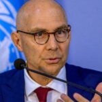 “Es evidente que la operación socava un principio fundamental del derecho internacional: que los Estados no deben amenazar ni utilizar la fuerza contra la integridad territorial o la independencia política de ningún Estado”, afirmó el Alto Comisionado de las Naciones Unidas para los Derechos Humanos en un comunicado emitido el martes. El pronunciamiento reconoce el “terrible historial en materia de derechos humanos” del Gobierno de Maduro, pero afirma que la intervención de EE.UU. podría tener consecuencias perjudiciales tanto para Venezuela como para el resto del mundo. “Tememos que la inestabilidad actual y la mayor militarización del país como consecuencia de la intervención de EE.UU. solo empeoren la situación”, señaló. “El futuro de Venezuela debe ser determinado únicamente por el pueblo venezolano, con pleno respeto de sus derechos humanos, incluido el derecho a la libre determinación y la soberanía sobre sus vidas y sus recursos”, añadió.