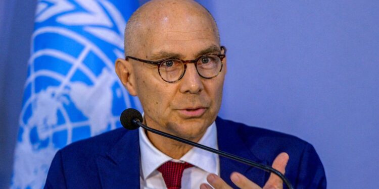 “Es evidente que la operación socava un principio fundamental del derecho internacional: que los Estados no deben amenazar ni utilizar la fuerza contra la integridad territorial o la independencia política de ningún Estado”, afirmó el Alto Comisionado de las Naciones Unidas para los Derechos Humanos en un comunicado emitido el martes. El pronunciamiento reconoce el “terrible historial en materia de derechos humanos” del Gobierno de Maduro, pero afirma que la intervención de EE.UU. podría tener consecuencias perjudiciales tanto para Venezuela como para el resto del mundo. “Tememos que la inestabilidad actual y la mayor militarización del país como consecuencia de la intervención de EE.UU. solo empeoren la situación”, señaló. “El futuro de Venezuela debe ser determinado únicamente por el pueblo venezolano, con pleno respeto de sus derechos humanos, incluido el derecho a la libre determinación y la soberanía sobre sus vidas y sus recursos”, añadió.