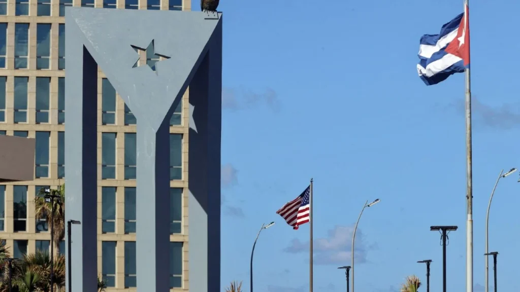 Embajadas y empresas en Cuba revisan sus planes de evacuación ante la presión de EE UU