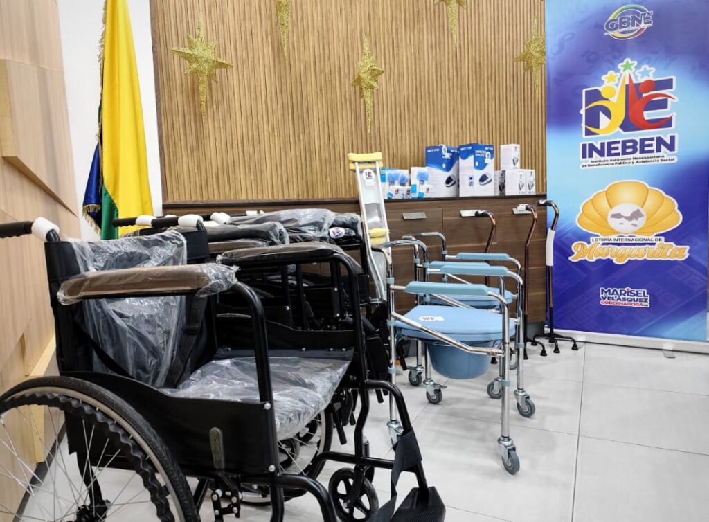 Con el objetivo de seguir avanzando en la protección social del estado Bolivariano de Nueva Esparta, la gobernadora Marisel Velásquez entregó este viernes, 30 de enero, 28 ayudas humanitarias, gestionadas a través del Instituto de Beneficencia Pública regional (Ineben). Esta acción, llevada a cabo en la sala de conferencias de la Gobernación, benefició a familias de los municipios Díaz, Antolín del Campo, Gómez, Tubores, Península de Macanao, García, Maneiro y Arismendi, demostrando el compromiso de la mandataria margariteña con el pueblo. Velásquez destacó que continuará liderando este tipo de actividades para todos los habitantes de Margarita, Coche y Cubagua, como parte de las políticas asistenciales que su gestión impulsa. “En los ocho meses que llevamos aquí hemos hecho cosas muy buenas en materia de salud y todavía nos falta”, agregó. Sillas de ruedas y de evacuar, tensiómetros, nebulizadores, bastones, muletas y glucómetros fueron las ayudas sociales otorgadas en esta oportunidad por las autoridades regionales para el bienestar de la comunidad. El presidente del Ineben, Juan Bautista Suniaga, detalló que esta jornada es parte de la respuesta inmediata a las solicitudes ingresadas, ya sea en la sede principal del organismo o en la Dirección de Protección Social de la Gobernación. Un gobierno que ayuda a su pueblo Yennys Velásquez, habitante del municipio Díaz, agradeció a la gobernadora Marisel Velásquez por el tensiómetro entregado, ya que a sus 71 años de edad tiene problemas cardiovasculares. “Es una mujer maravillosa que siempre ha tenido para el prójimo”, destacó. Por otro lado, José Ángel Loran, de la comunidad de Los Bagres, municipio Díaz, quien recibió unas muletas, comentó que este tipo de iniciativas son muy buenas, porque hace dos meses fue amputado de la pierna izquierda, debido a una trombosis y requería este apoyo para movilizarse. Paula Gómez expresó su gratitud con las autoridades regionales por la silla de ruedas para su papá Tomás Gómez, de 88 años de edad. “Muchas gracias mi Gobernadora, todo lo que está haciendo es maravilloso”, dijo. Mediante estas iniciativas el Gobierno Bolivariano de Nueva Esparta, por intermedio del Ineben, demuestra su determinación de seguir avanzando hacia el bienestar social e integral de las familias insulares.