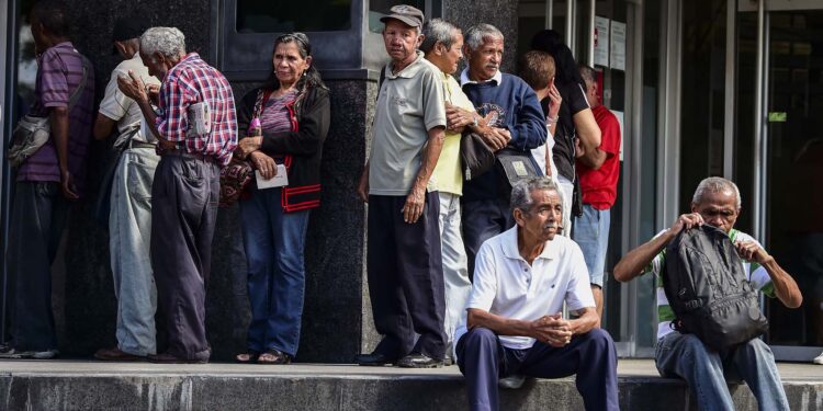 Adultos mayores esperan un aumento de pensiones en Venezuela