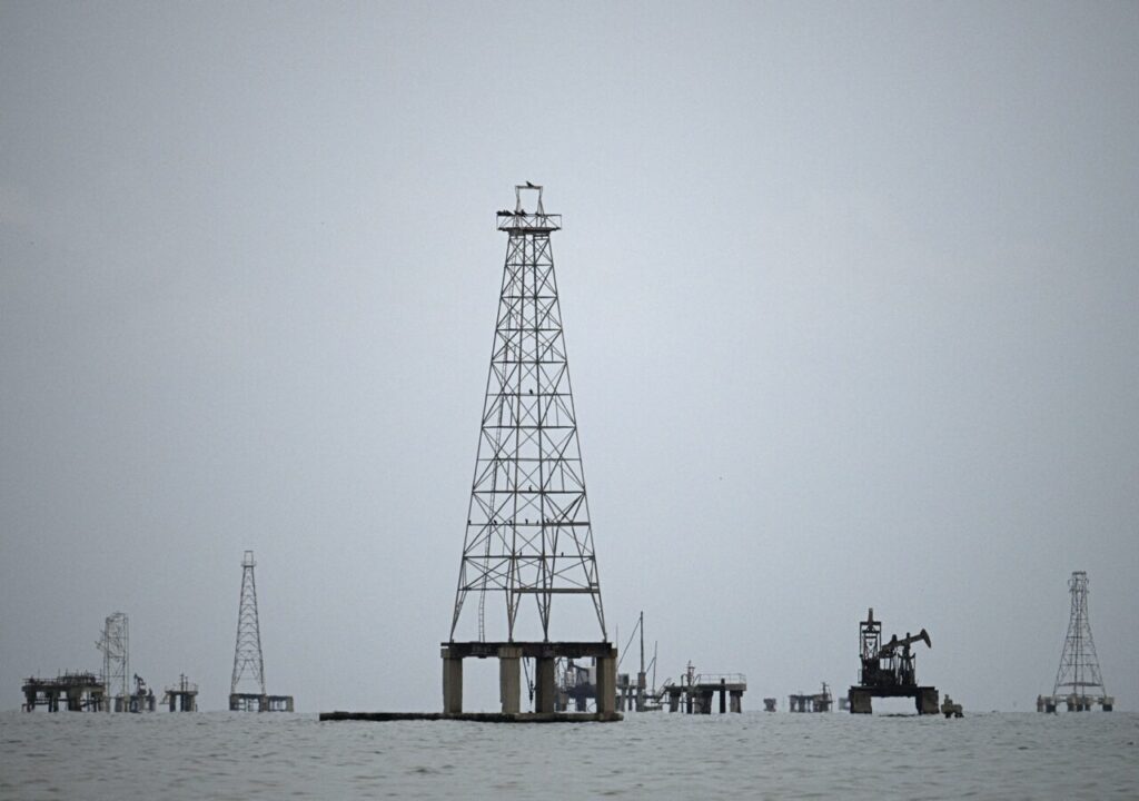 Trump evalúa usar contratistas militares privados para proteger activos petroleros en Venezuela