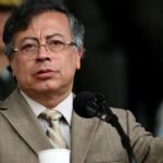 El presidente de Colombia, Gustavo Petro, pidió reunión urgente de la Organización de las Naciones Unidas (ONU) y la Organización de los Estados Americanos (OEA), de carácter inmediato, tras denunciar ataques aéreos de Estados Unidos contra Venezuela. “En este momento bombardean Caracas. Alerta a todo el mundo: han atacado a Venezuela”, escribió Petro en su cuenta oficial de X. El jefe de Estado colombiano precisó que las agresiones se estarían llevando a cabo “con misiles". Las declaraciones del presidente de Colombia se produjeron pocas horas después de que habitantes de Caracas reportaran intensas detonaciones en distintos puntos de la capital venezolana.