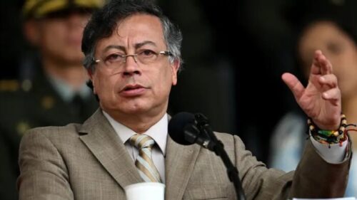 El presidente de Colombia, Gustavo Petro, pidió reunión urgente de la Organización de las Naciones Unidas (ONU) y la Organización de los Estados Americanos (OEA), de carácter inmediato, tras denunciar ataques aéreos de Estados Unidos contra Venezuela. “En este momento bombardean Caracas. Alerta a todo el mundo: han atacado a Venezuela”, escribió Petro en su cuenta oficial de X. El jefe de Estado colombiano precisó que las agresiones se estarían llevando a cabo “con misiles". Las declaraciones del presidente de Colombia se produjeron pocas horas después de que habitantes de Caracas reportaran intensas detonaciones en distintos puntos de la capital venezolana.