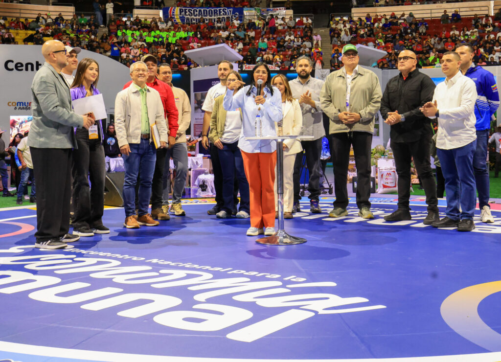 Delcy Rodríguez designa padrinos para fortalecer las seis mil comunas