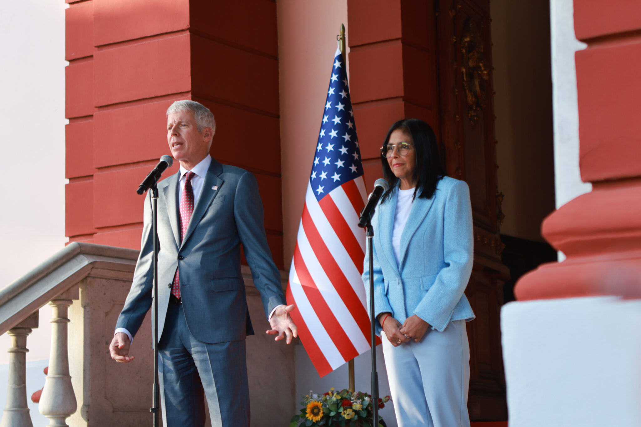 EE.UU. ratifica compromiso de transformar relaciones con Venezuela mediante el comercio y la paz