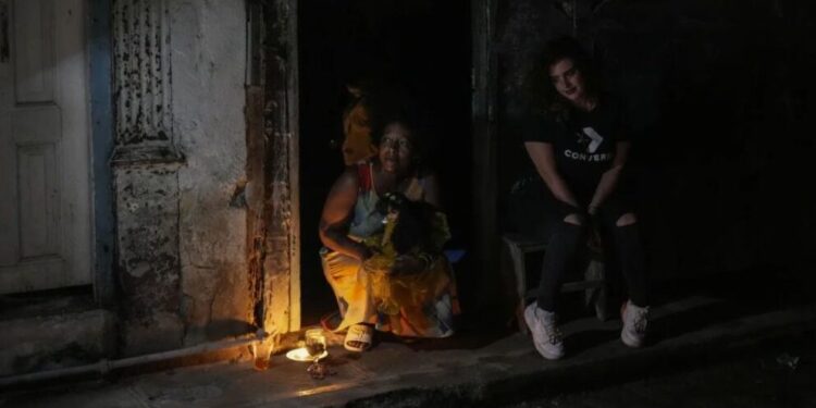 Costa Rica insta a sus nacionales a salir de Cuba y a no viajar a la isla ante escasez