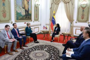 Presidenta (E) Delcy Rodríguez se reúne en el Palacio de Miraflores con Laura Dogu, Encargada de Negocios de los Estados Unidos