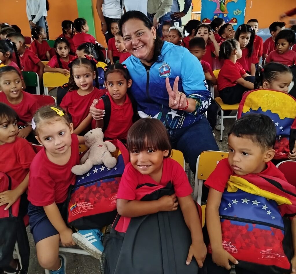 Alcaldía de García y CDCE entregan bolsos escolares en el Simoncito Luisa Cáceres de Arismendi