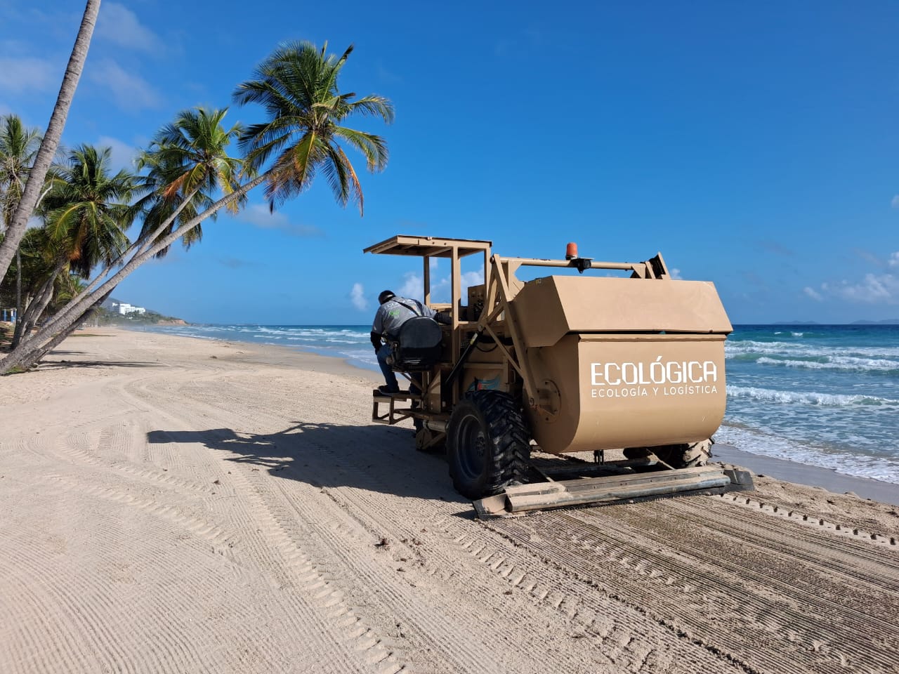 Ecológica despliega tecnología de punta y barredora de playa única en la isla para el saneamiento de Guacuco
