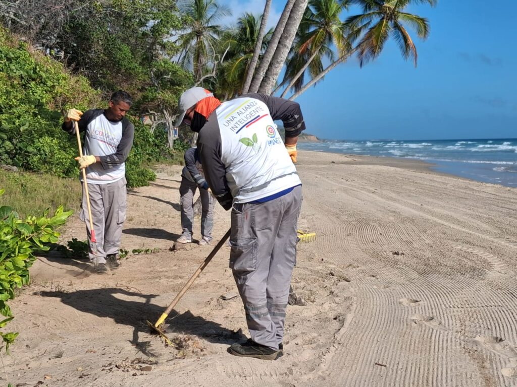 Ecológica despliega tecnología de punta y barredora de playa única en la isla para el saneamiento de Guacuco