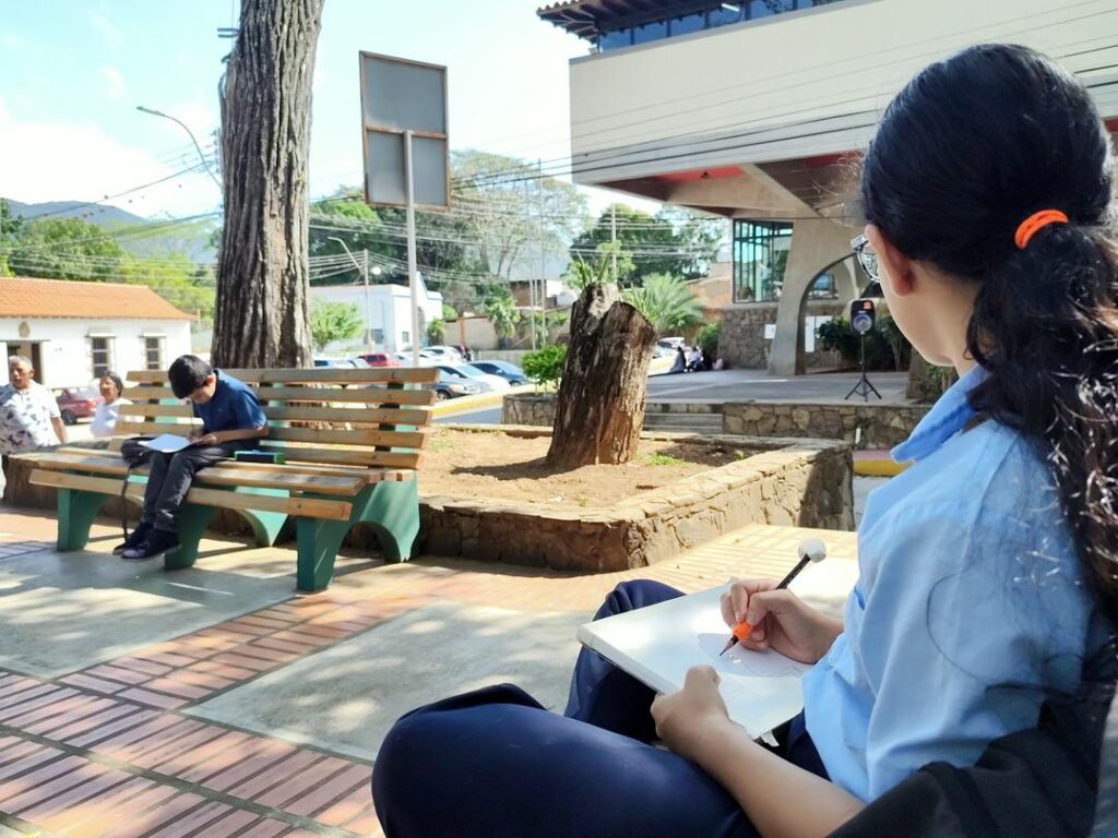 Jóvenes revitalizan la plaza Arismendi en una jornada de arte y pintura