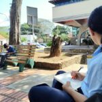 Jóvenes revitalizan la plaza Arismendi en una jornada de arte y pintura