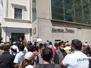 Diputados recibieron a familiares de presos políticos en la sede administrativa de la AN