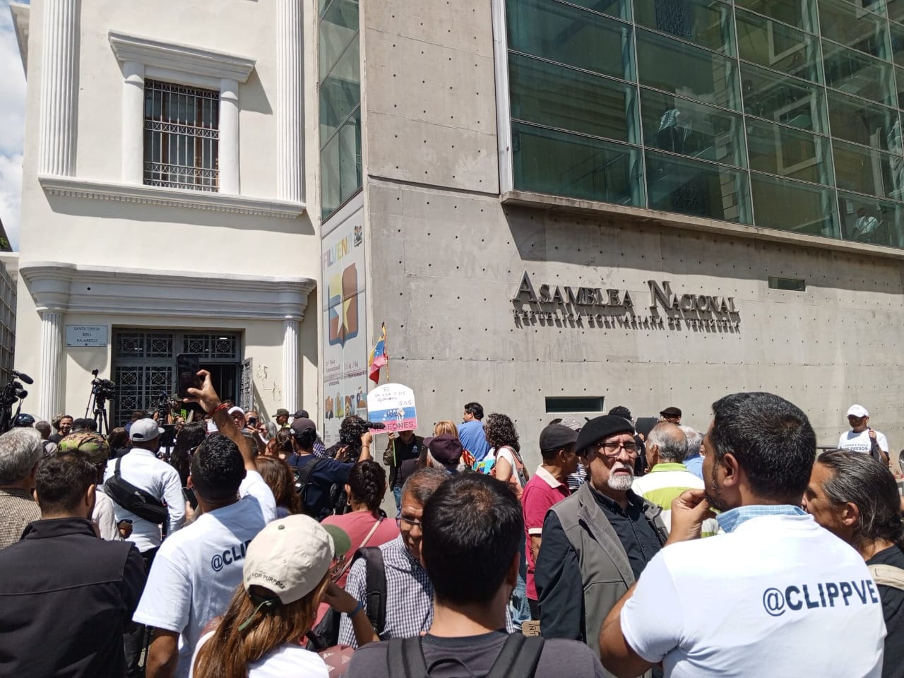 Diputados recibieron a familiares de presos políticos en la sede administrativa de la AN