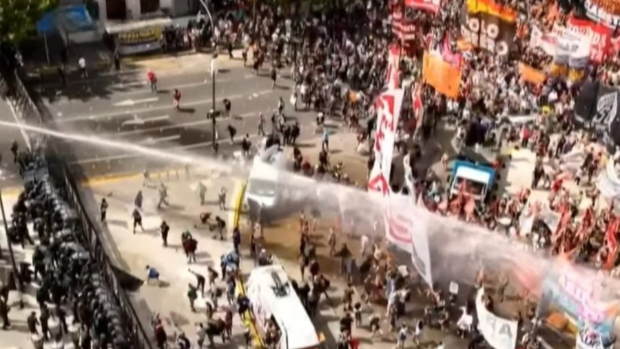 Enfrentamiento entre manifestantes y la Policía frente al Congreso de Argentina
