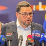 El diputado Antonio Ecarri aseguró que la visita del Secretario de Energía de Estados Unidos, Chris Wright a Venezuela es la llave que abrirá las puertas a la inversión extranjera necesaria para rescatar la industria petrolera. Ecarri insiste en que el país debe blindar sus leyes y generar seguridad jurídica. “Porque esas licencias que están dando son muy importantes, porque te van a permitir la recuperación con tecnología americana de unas refinerías que fue la que levantó esas industrias, es decir, bienvenidas las inversiones americanas a Venezuela”, dijo el diputado ante la Asamblea Nacional, Antonio Ecarri. Ecarri sostiene que una Ley de Amnistía no es suficiente por sí sola. Para el dirigente, el proceso debe incluir la reparación integral de las víctimas y un saneamiento profundo del sistema de justicia, garantizando que los errores del pasado no se repitan. El parlamentario también confirmó que para este jueves está convocada una sesión ordinaria de la Asamblea Nacional, y espera que, si se da la discusión de este proyecto de Ley de Amnistía, pueda ser amplio y sean incluidas todas las propuestas que han recibido de los familiares de los privados de libertad.