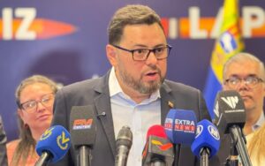 El diputado Antonio Ecarri aseguró que la visita del Secretario de Energía de Estados Unidos, Chris Wright a Venezuela es la llave que abrirá las puertas a la inversión extranjera necesaria para rescatar la industria petrolera. Ecarri insiste en que el país debe blindar sus leyes y generar seguridad jurídica. “Porque esas licencias que están dando son muy importantes, porque te van a permitir la recuperación con tecnología americana de unas refinerías que fue la que levantó esas industrias, es decir, bienvenidas las inversiones americanas a Venezuela”, dijo el diputado ante la Asamblea Nacional, Antonio Ecarri. Ecarri sostiene que una Ley de Amnistía no es suficiente por sí sola. Para el dirigente, el proceso debe incluir la reparación integral de las víctimas y un saneamiento profundo del sistema de justicia, garantizando que los errores del pasado no se repitan. El parlamentario también confirmó que para este jueves está convocada una sesión ordinaria de la Asamblea Nacional, y espera que, si se da la discusión de este proyecto de Ley de Amnistía, pueda ser amplio y sean incluidas todas las propuestas que han recibido de los familiares de los privados de libertad.