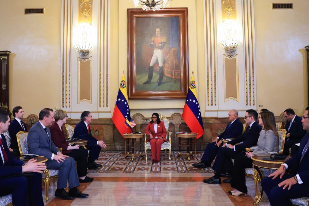 Delcy Rodríguez recibe al secretario de Interior de EEUU en Miraflores