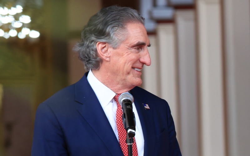 El secretario de Interior de Estados Unidos, Doug Burgum, aseguró este miércoles durante su visita en Caracas que empresas estadounidenses relacionadas con la minería están "deseosas" de comenzar a operar en Venezuela, y añadió que muchas de ellas ya trabajaron en el pasado en el país