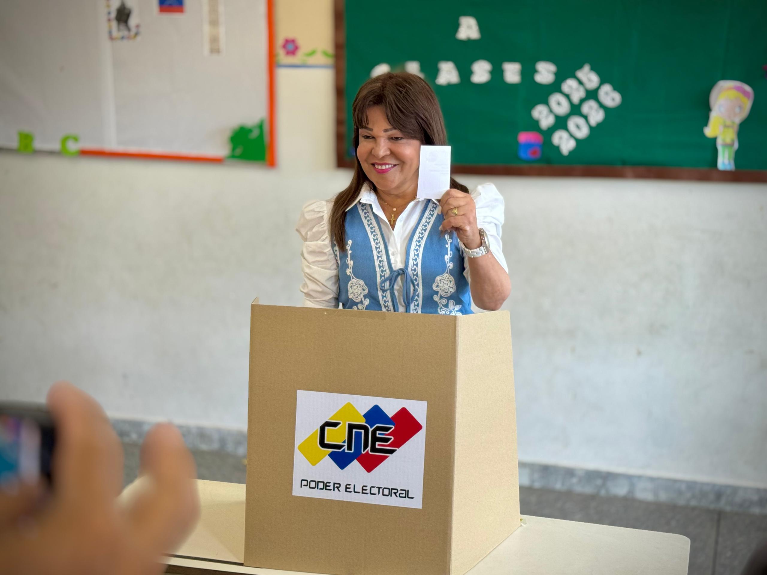 Gobernadora Marisel Velásquez vota en Consulta Popular desde la Comuna Valle de San Juan