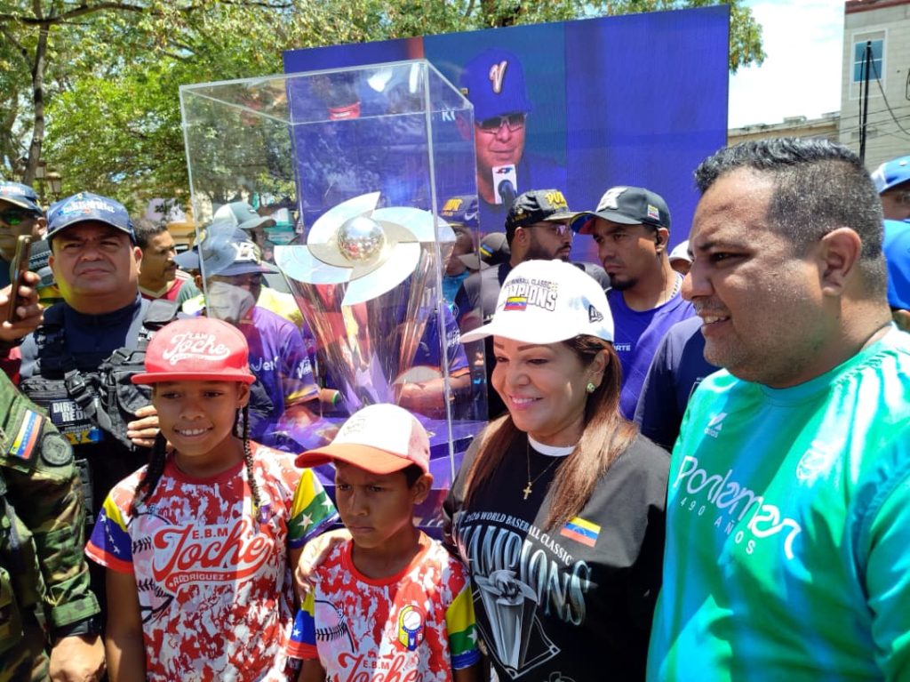 Gobernadora Marisel Velásquez celebra con los neoespartanos la visita del Trofeo de Campeones