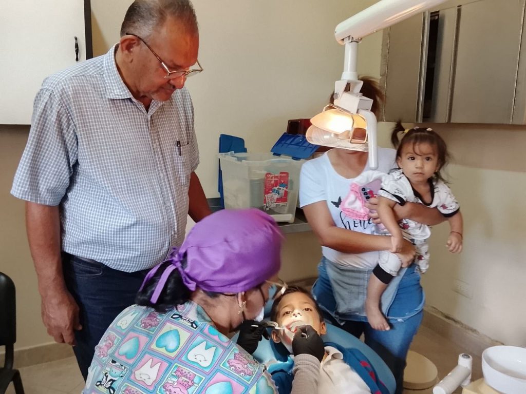 Beneficiados niños y adultos de la UEE María Rosario Lárez con asistencia en salud