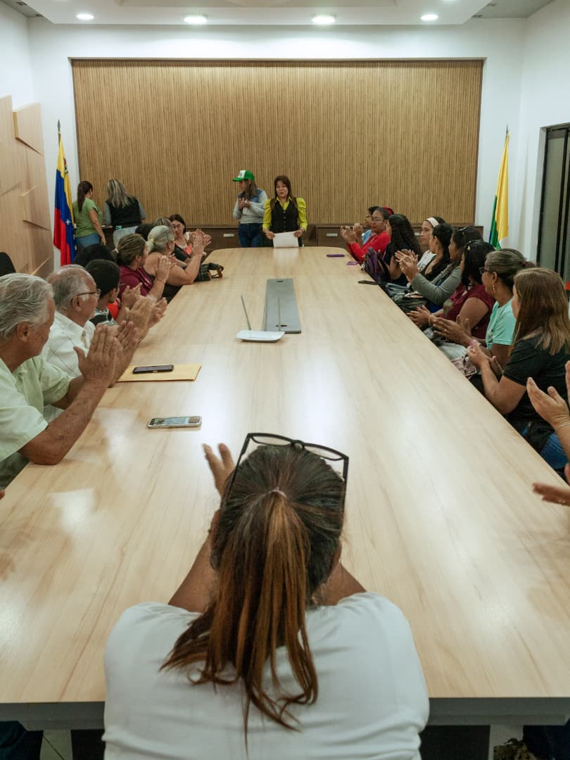 Gobernadora Marisel Velásquez respondió 55 nuevas solicitudes de ayudas de salud