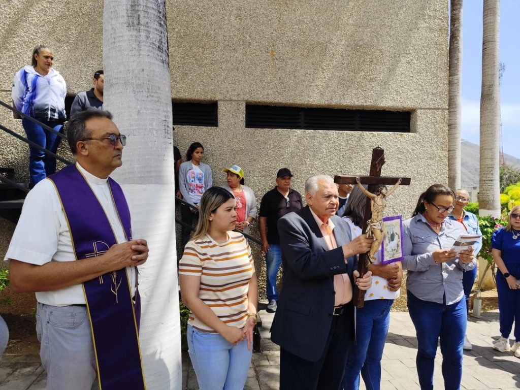 Tradicional Viacrucis unió en reflexión al personal de la Gobernación de Nueva Esparta