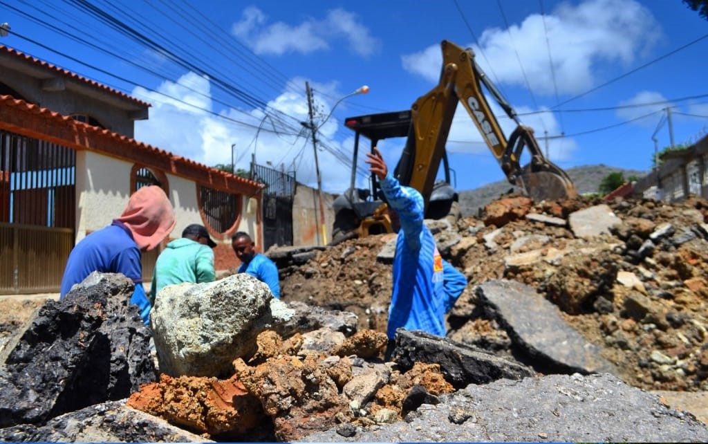 Alcaldía de Mariño repara averías hídricas en Achípano bajo la gestión de Eneas González