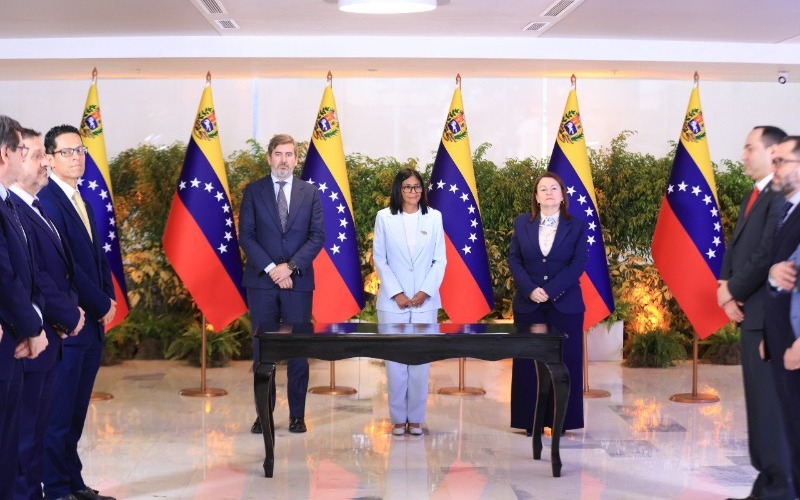 Presidenta encargada Delcy Rodríguez firma acuerdo con la empresa española Repsol y con la italiana Eni